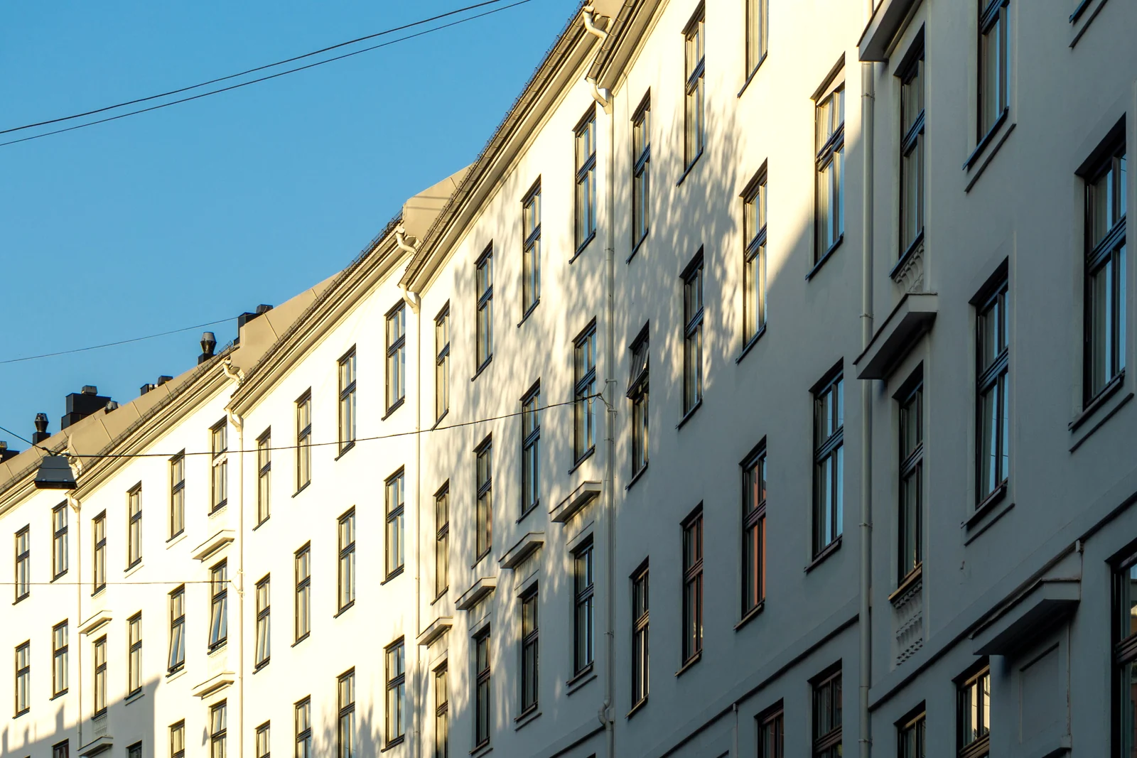 Sonnige Fassade eines städtischen Wohnhauses